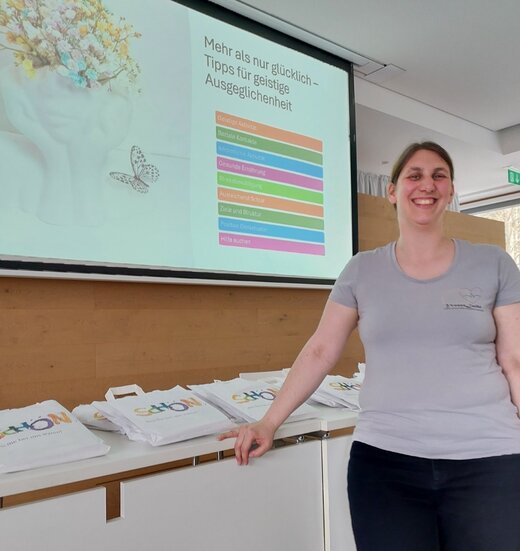Yvonne Lucke, erfahrene Lehrrettungsassistentin, Notfallsanitäterin und Dozentin im Fachgebiet Medizinpädagogik mit einem BA in "Public Health Education", referierte zum Motto „Stark im Dienst - Fit im Ruhestand“. | © © GdP-BW 2025 - alle Rechte vorbehalten (Zerrinius)