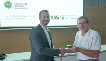 Jürgen Rittel SINGNAL IDUNA erhält von Martin Zerrinius ein Präsent für den Vortrag | © © GdP-BW 2025 - alle Rechte vorbehalten (Zerrinius)