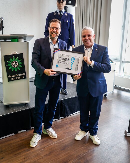 Bürgermeister Dr. Volker Proffen (links) übergibt das Präsent der Stadt Mannheim an den wiedergewählten GdP-Vorsitzenden Thomas Mohr (rechts). | © © GdP-BW - MA - Thomas Mohr / alle Rechte vorbehalten / Fotograf: jjphotography / Ioakimidis