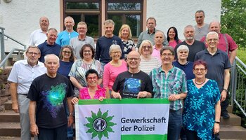 Die Teilnehmenden vor dem Tagungsgebäude (Martin Zerrinius ganz links, Bernd Braun, erste Reihe 2. v. l., Gerhard Knorr, erste Reihe Mitte, Uli Decker, letzte Reihe links außen) | © © GdP-BW 2026 – alle Rechte vorbehalten (Fotograf: Martin Zerrinius)