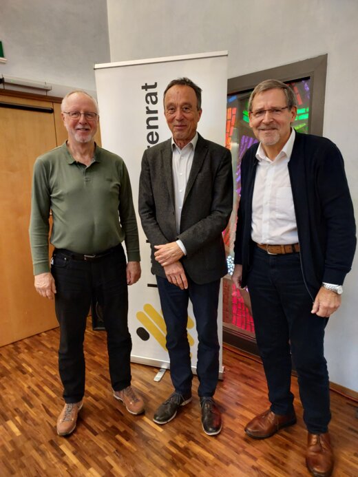 Nach der Wahl gratulierten den neugewählten Alois Niecholat (links im Bild) der Landesseniorenvorsitzende Prof. Dr. Eckart Hammer (Bildmitte) und der Landeseniorenvorsitzender der Gewerkschaft der Polizei Baden-Württemberg, Martin Zerrinius | © © GdP-BW 2024 - alle Rechte vorbehalten