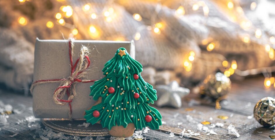 Weihnachtsgeschenkkiste und Lebkuchen auf einem verschwommenen Hintergrund | © Freepik