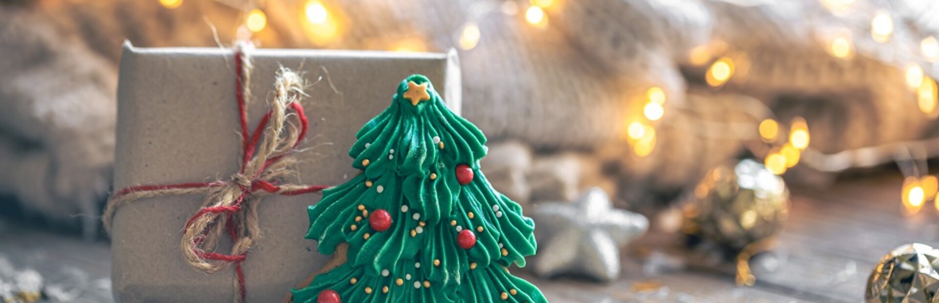 Weihnachtsgeschenkkiste und Lebkuchen auf einem verschwommenen Hintergrund | © Freepik