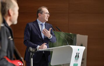 Foto von Bundesinnenminister Dobrindt beim 8. Ordentlichen Delegiertentag des GdP-Bezirks Bundespolizei | Zoll | © Foto: GdP-Bezirk Bundespolizei | Zoll, Hagen Immel