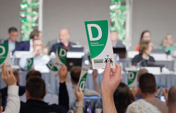 Delegierte des GdP-Bezirk Bundespolizei | Zoll halten Stimmkarten in die Höhe | © Foto: GdP-Bezirk Bundespolizei | Zoll, Hagen Immel