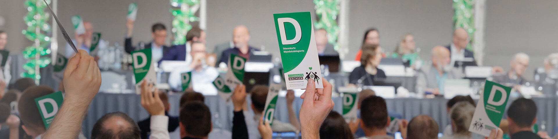 Delegierte des GdP-Bezirk Bundespolizei | Zoll halten Stimmkarten in die Höhe | © Foto: GdP-Bezirk Bundespolizei | Zoll, Hagen Immel