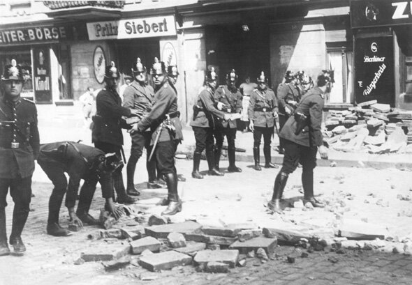 1932: Polizei beseitigt Barrikaden in Berlin-Moabit. | © Süddeutsche Zeitung Photo