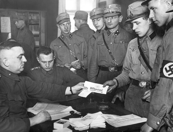 1933: Nationalsozialistische Hilfspolizisten erhalten ihre Ausweise | © Süddeutsche Zeitung Photo
