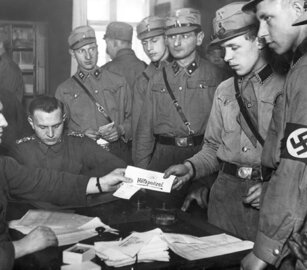 1933: Nationalsozialistische Hilfspolizisten erhalten ihre Ausweise  | © Süddeutsche Zeitung Photo
