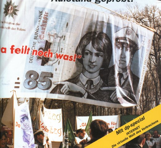1998: Demonstration für die Angleichung der Gehälter in Ost und West | © DP