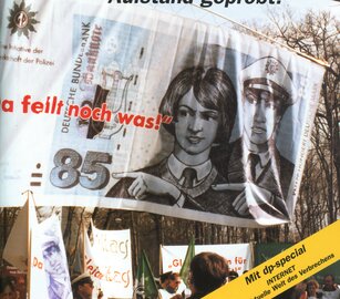 1998: Demonstration für die Angleichung der Gehälter in Ost und West  | © DP