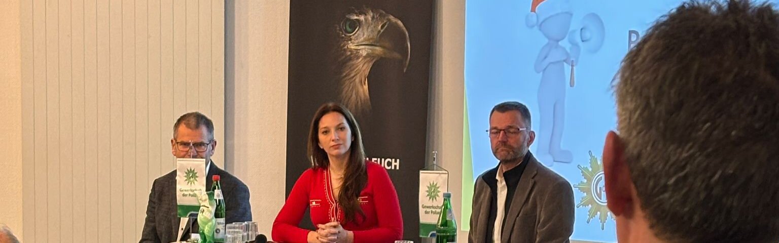 In Diskussion Innenstaatssekretärin Magdalena Finke: Landesvorsitzender Torsten Jäger und Regionalgruppenvorsitzender Ulrich Bahr | © GdP SH