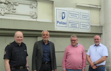 vor der PD Flensburg: Die PD-Leitung mit dem Vorsitzenden des HUPF Andreas Breitner und Schatzmeister Karl-Hermann Rehr | © Thomas Gründemann