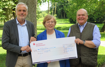 Wilhelm Eckhard Sindt übergibt 5000€ an den HUPF | © GdP SH / Thomas Gründemann
